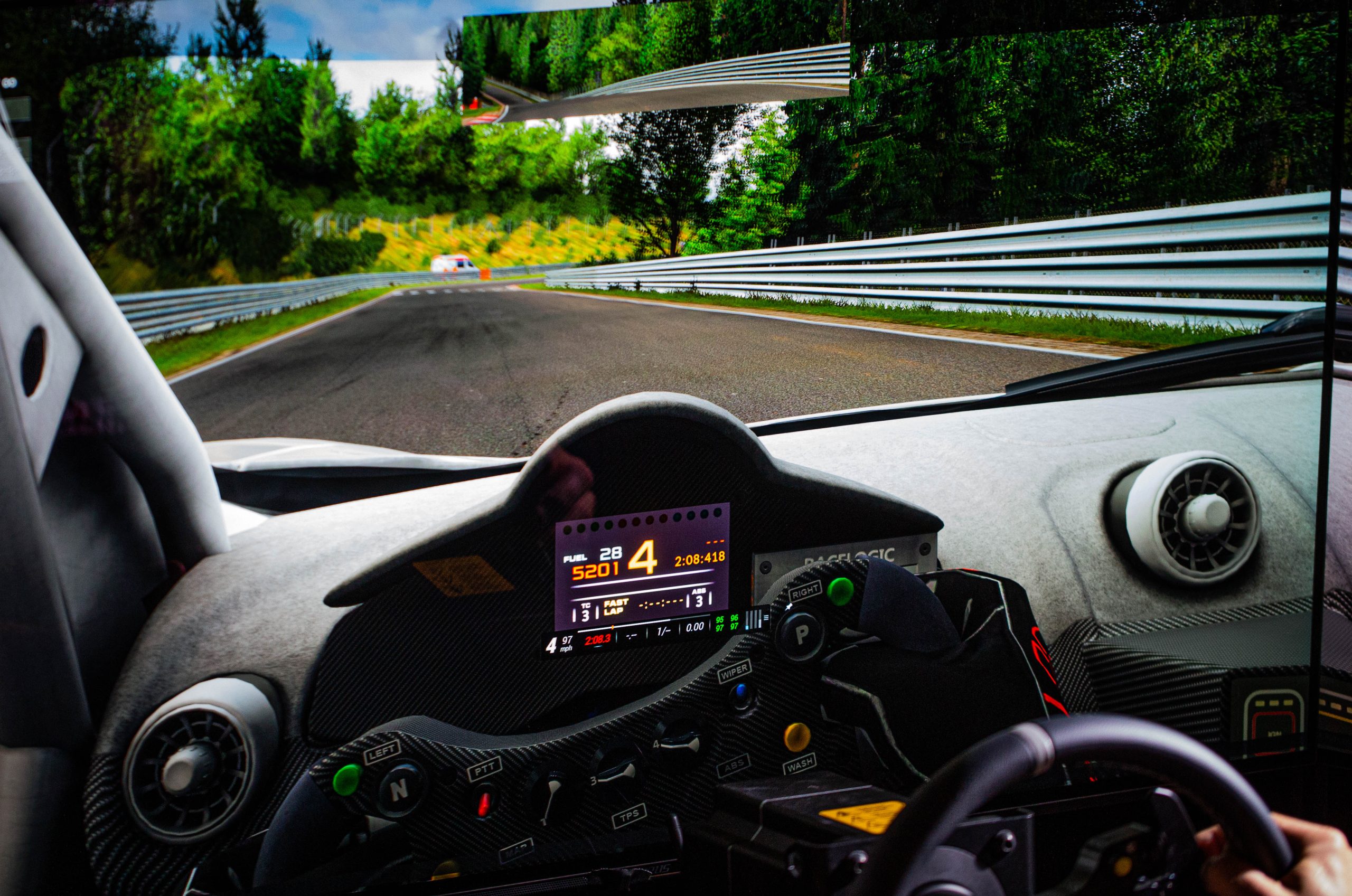 Sensasi Sim Racing: Mengapa ini merupakan sumber kesenangan dan kegembiraan yang tak terkalahkan