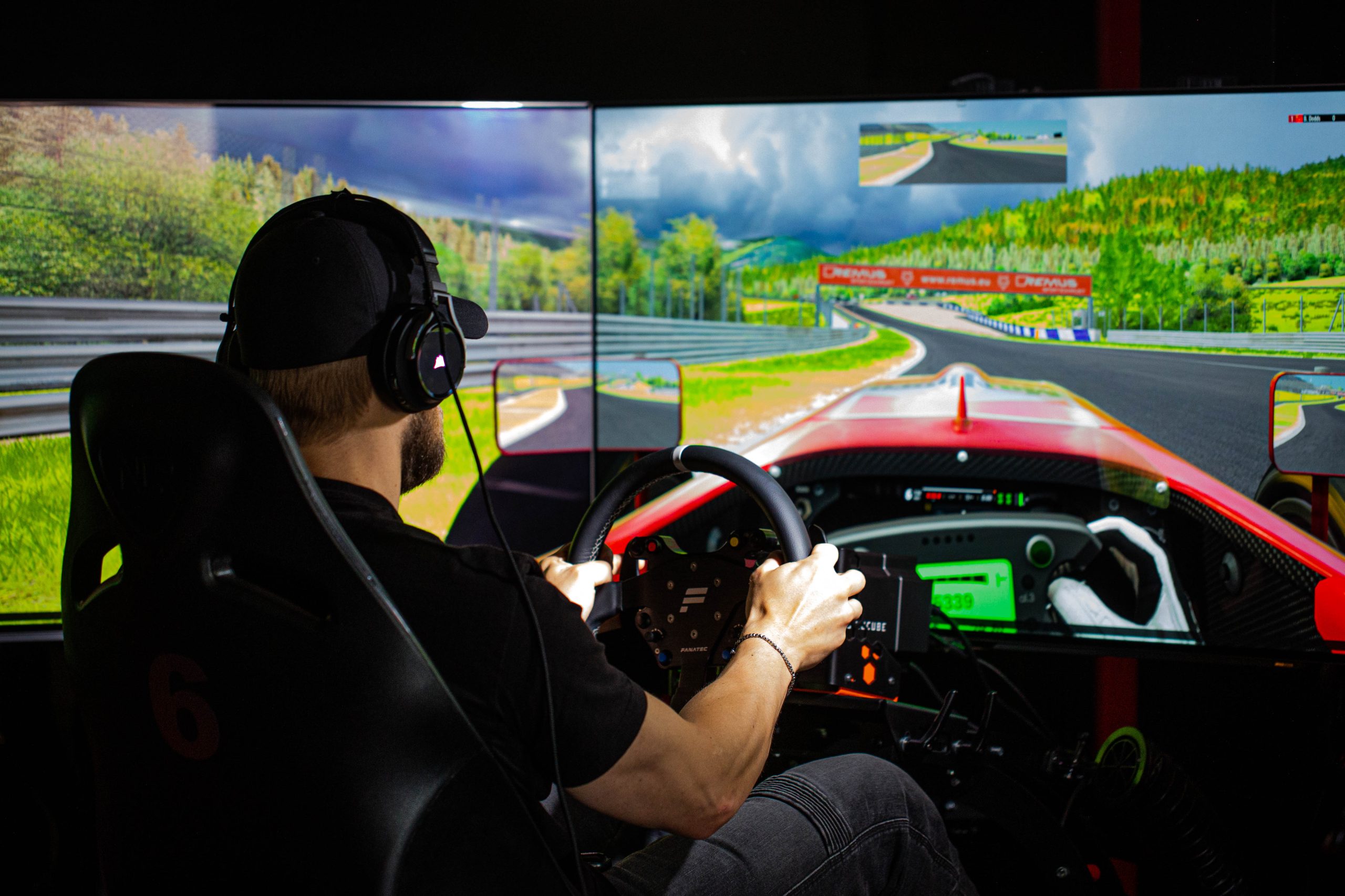 Lepaskan Kecepatan dan Keterampilan Anda: Taklukkan tantangan lap tercepat di Sim Racing!