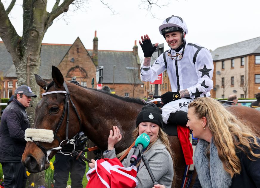 'Dokter bedah mengatakan dia berada dalam jarak kurang dari satu milimeter dari kematian' – Clifford Lee menandai kembalinya keajaiban dengan seorang pemenang