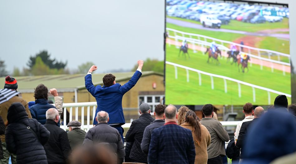 Luke Harvey ingat hampir bertemu dengan pembuatnya saat Newton Abbot menarik perhatian penonton terbesar selama lebih dari seperempat abad