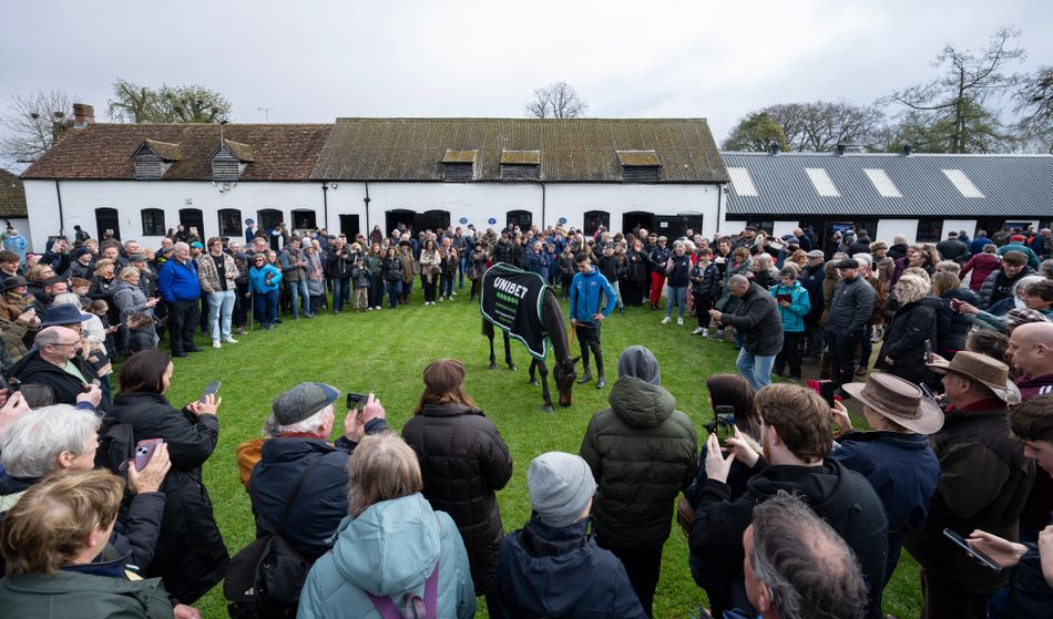 'Saya tidak berpikir saya akan bisa melihatnya sedekat ini' – Constitution Hill menarik banyak orang ketika banyak orang berduyun-duyun ke Lambourn Open Day